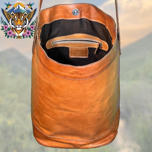 🌟Leaders in Leather: Vintage Cognac Leather Bucket Shoulder Bag🌟 - Picture 5 of 8